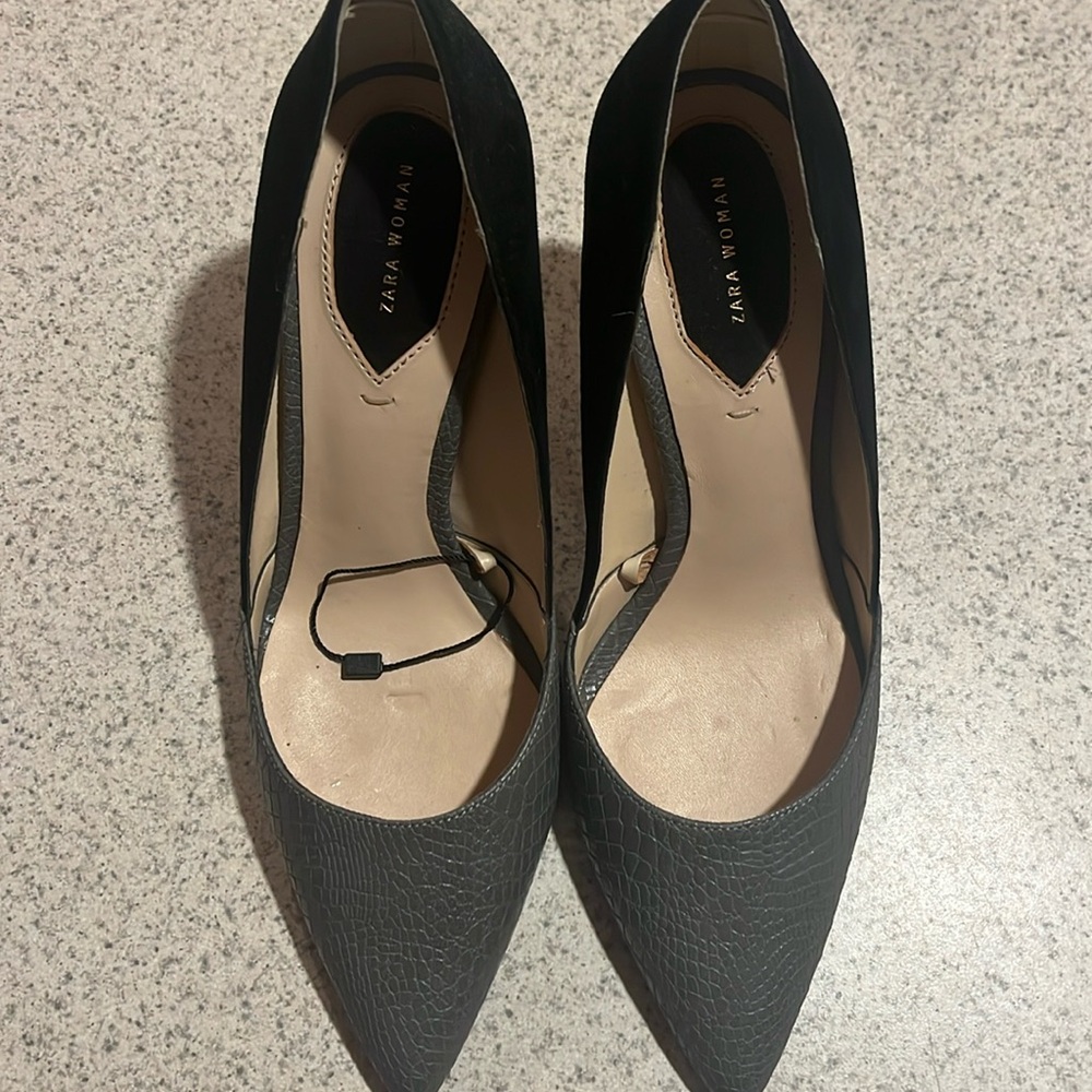 Zara court shoe size 38 two tone black and Gary 3.5 heel height never worn